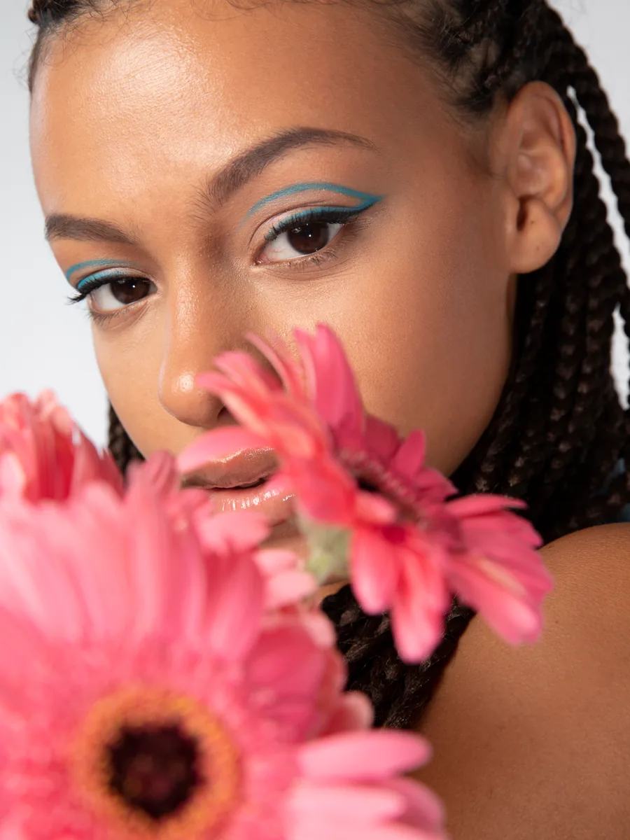 Romantic beauty inspiration with delicate flowers